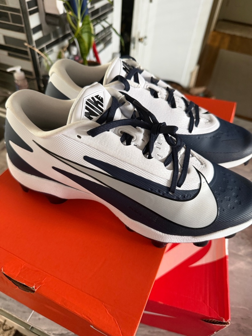 Nike Men's Athletic Cleats - White & Navy brand new never worn